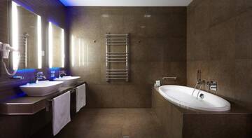 Фото номера Роскошные апартаменты Гостиница ВеличЪ Country Club г. Звенигород 3