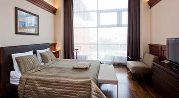 Фото номера Люкс с кроватью размера  &amp;quot;queen-size&amp;quot; Гостиница ВеличЪ Country Club г. Звенигород 2