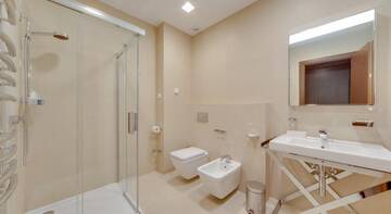 Фото номера Улучшенный двухместный номер с 1 кроватью Гостиница ВеличЪ Country Club г. Звенигород 3